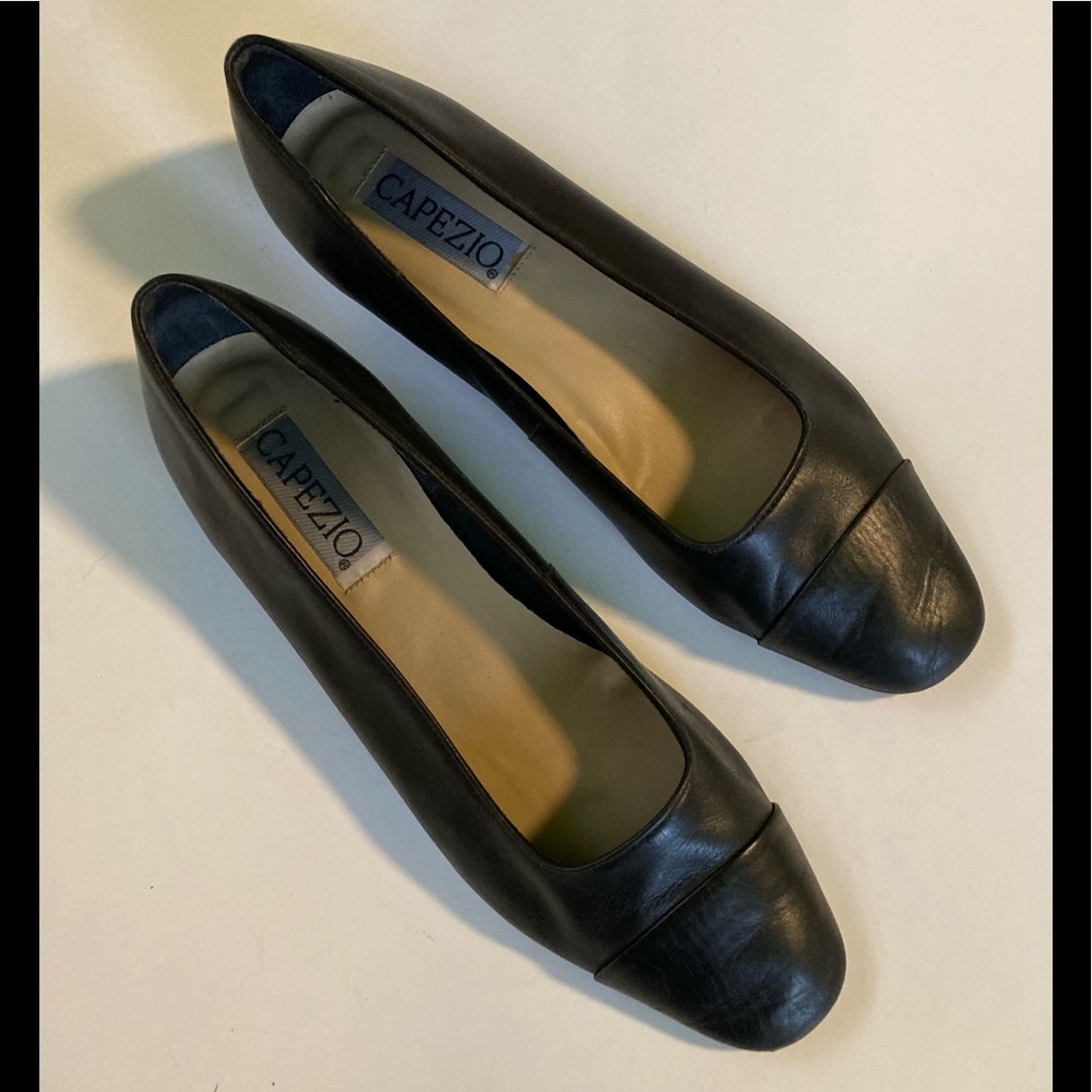 Capezio blk leather flats w/heel, FA regulation, $30.